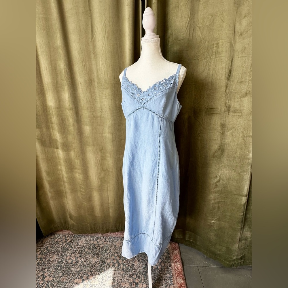 Flattering Madewell dress in light blue with embroider detail - A line